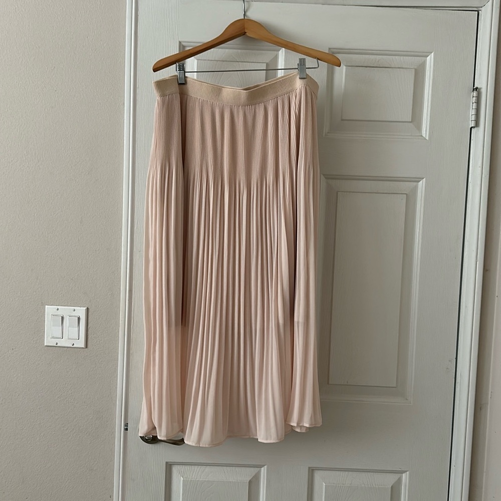 Adrianna Papell Cream pleated skirt. Size XL